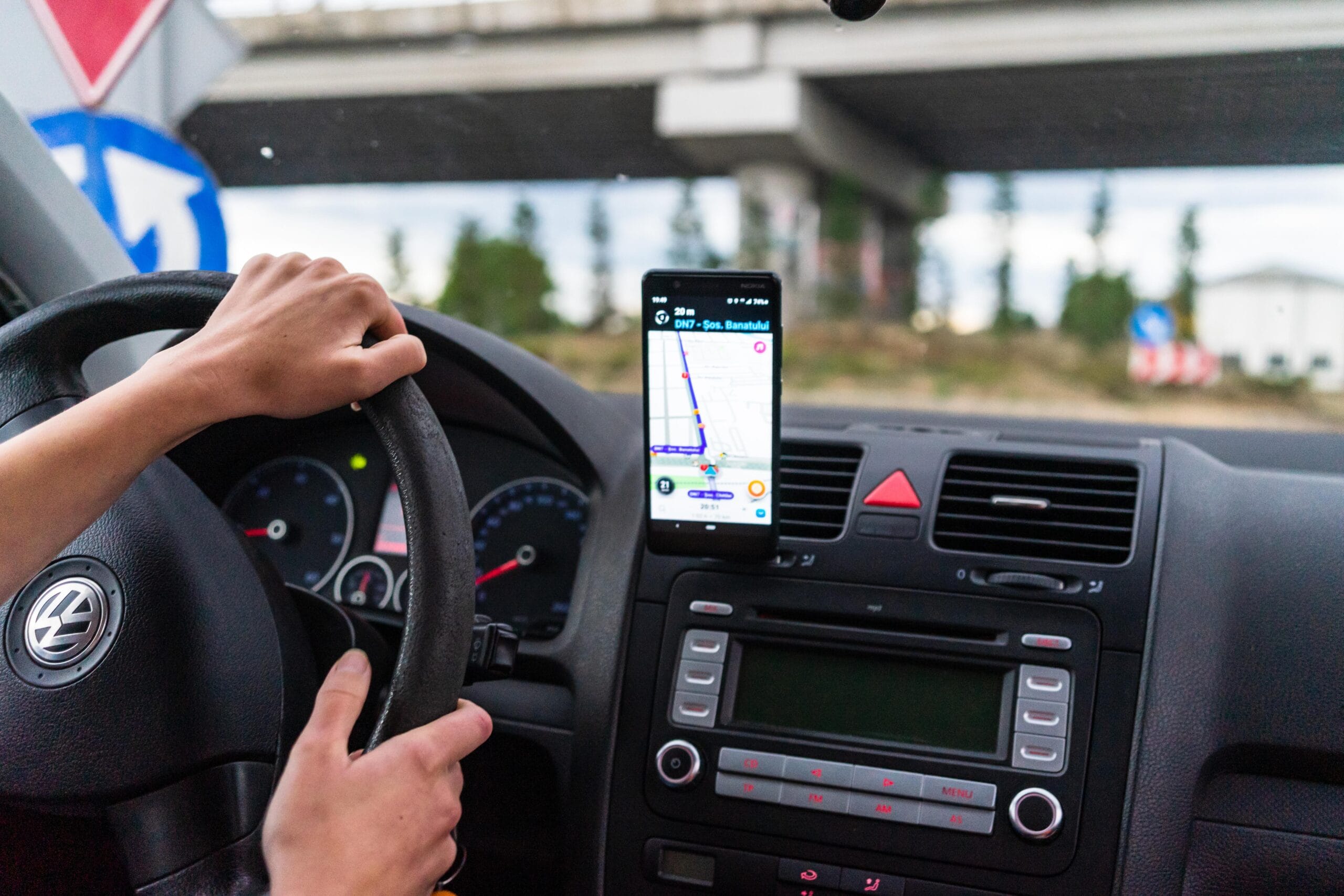 Multa por Usar el Celular al Conducir en Colombia